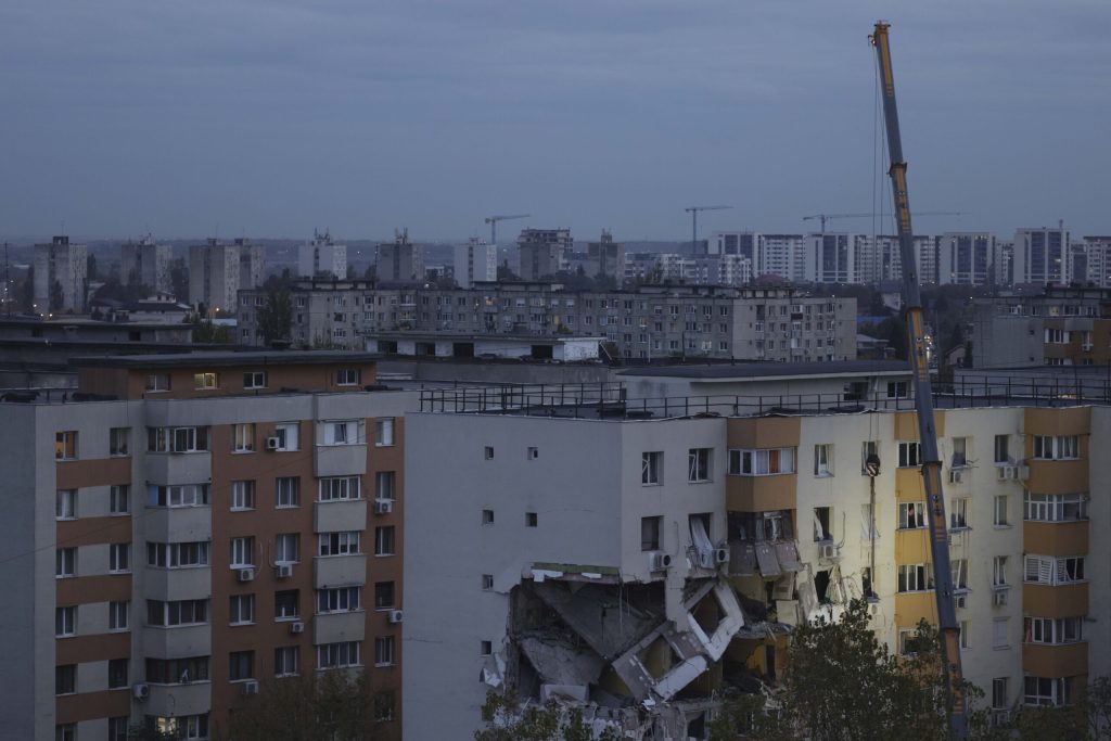 În aproximativ trei luni, locatarii blocului afectat de explozia din Rahova vor putea intra în apartamente să-și recupereze bunurile. Din păcate, nu toți