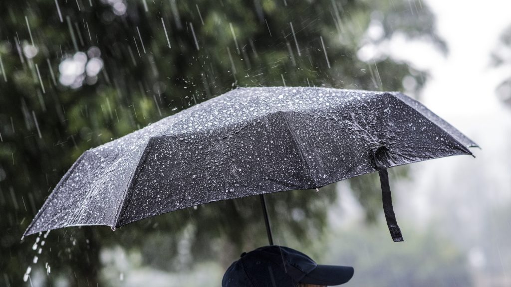 Ploi anunțate de meteorologi în majoritatea regiunilor, până sâmbătă. Cod galben de vânt puternic în 11 județe