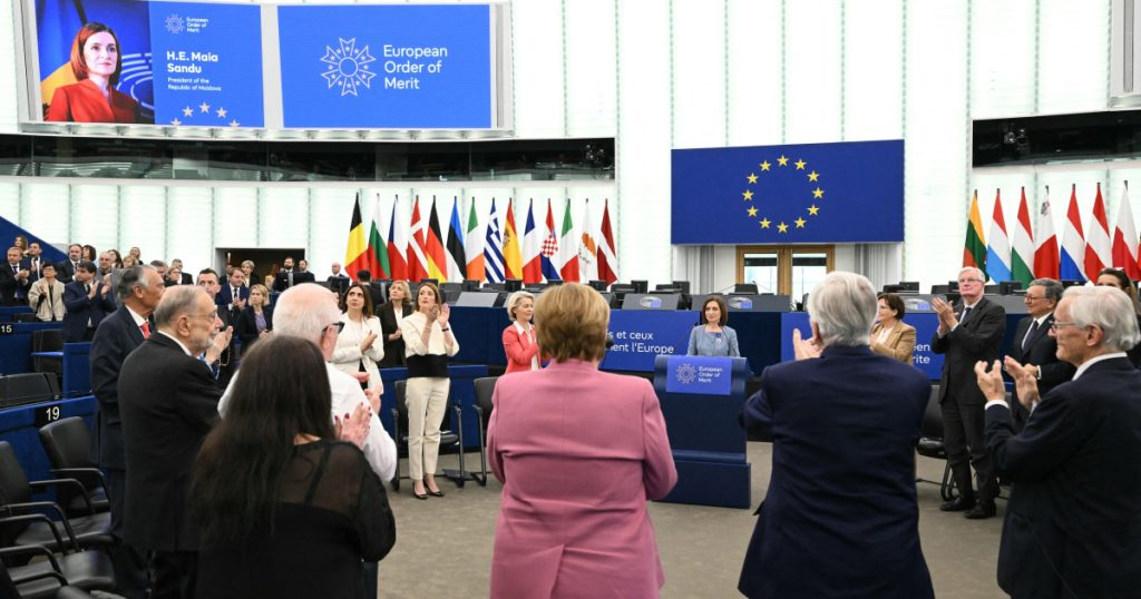 Maia Sandu, în lacrimi, aplaudată în picioare în Parlamentul European. Premiul primit de președintele Moldovei