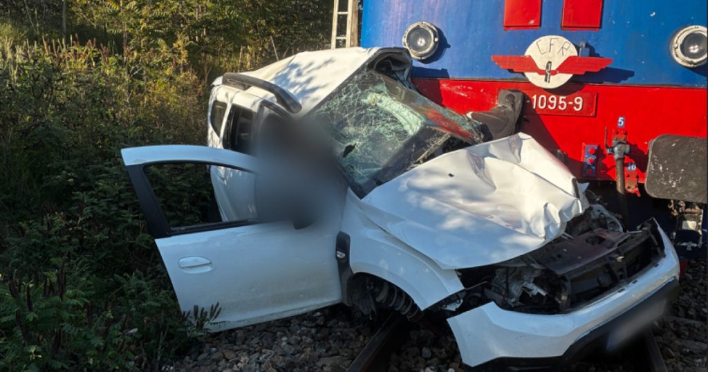 Un bărbat şi o femeie au murit, după ce mașina în care se aflau a fost lovită de tren într-un cartier din Oradea