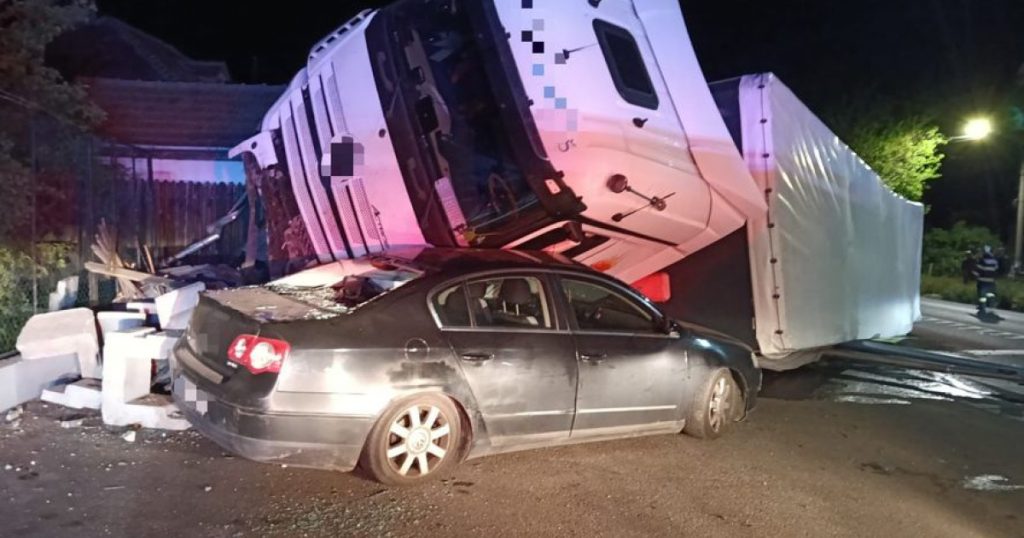 Trafic blocat pe DN 7, după ce un TIR încărcat cu băuturi energizante s-a răsturnat peste o mașină parcată