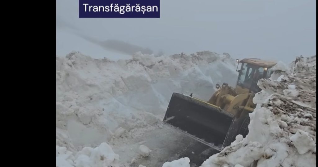 Misiune dificilă pe Transfăgărășan: Drumarii se luptă cu zăpadă de 5 metri și bolovani. Când ar putea fi deschis circulației