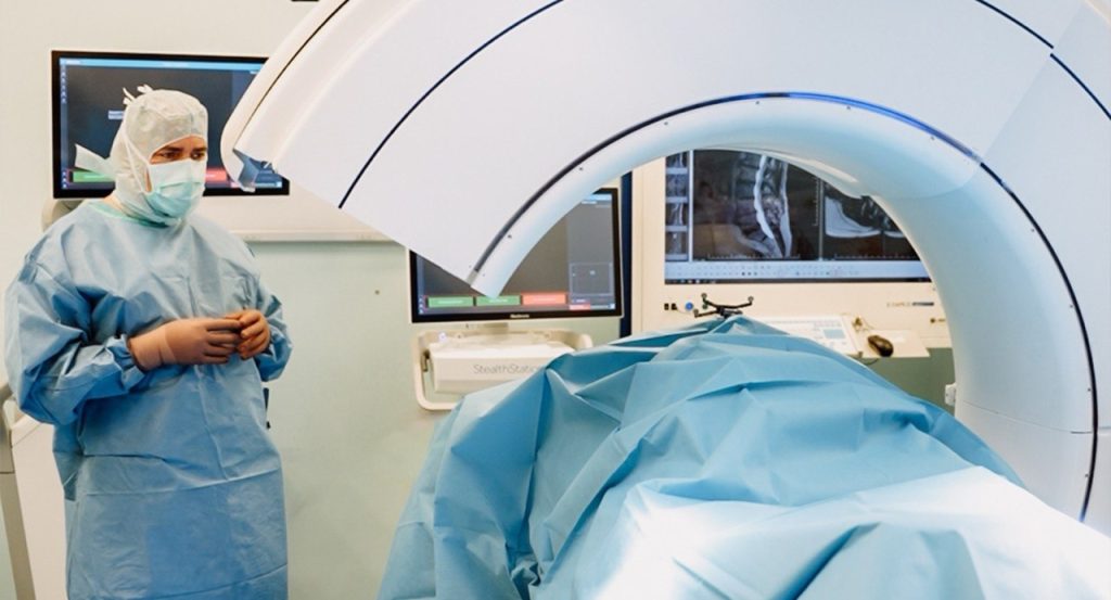 Unul dintre cele mai avansate sisteme de neurochirurgie robotică ajunge la Sibiu, în urma unei investiții de peste 2 milioane de euro