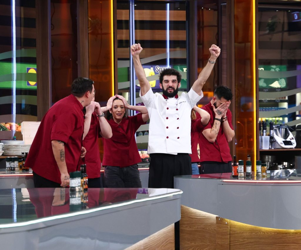 Chefi la cuțite, lider de audiență: Victorie istorică pentru echipa lui Chef Richard cu unanimitate de voturi! Chef Orlando pregătește o lovitură strategică cu amuleta