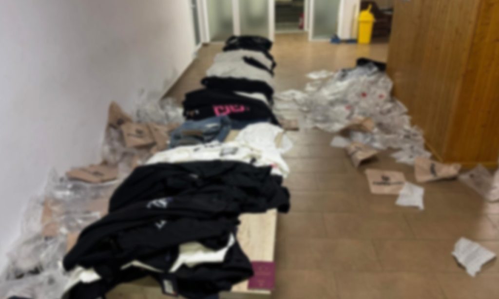 Articole vestimentare inscripționate cu mărci protejate și susceptibile a fi contrafăcute, descoperite de polițiștii de frontieră
