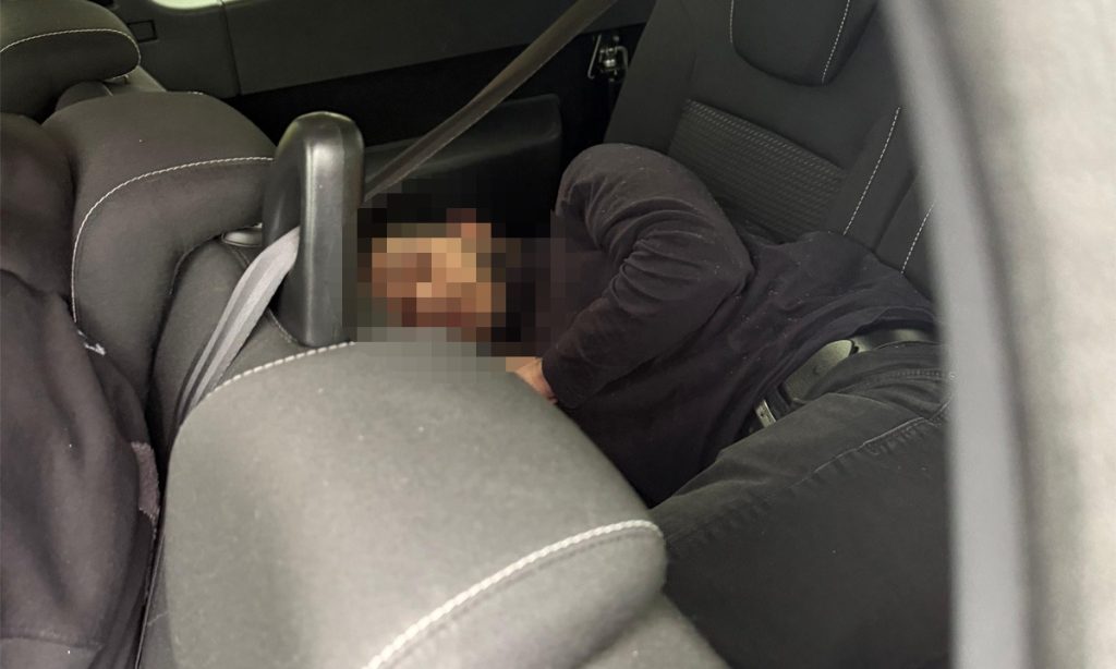 ȘOFER REȚINUT DE POLIȚIA DE FRONTIERĂ PE DN5 PENTRU TRAFIC DE MIGRANȚI (VIDEO)
