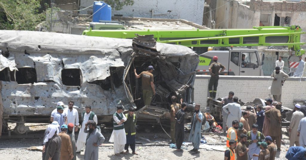Atac asupra unui tren din Pakistan: Cel puțin 29 de oameni au murit și peste 100 sunt răniți în explozie