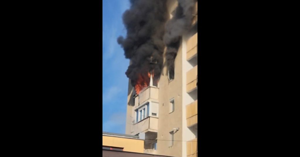 Incendiu puternic într-un bloc din Arad. Zeci de persoane s-au autoevacuat după ce un apartament a luat foc