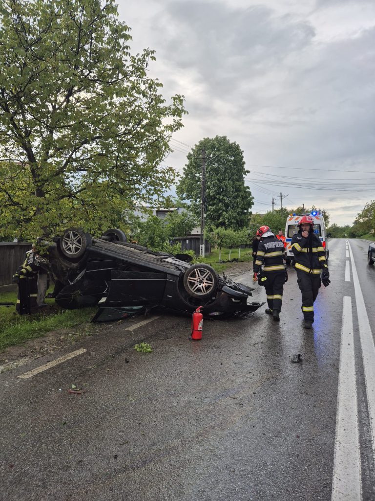 Mașină răsturnată în Bacău: cinci tineri au ajuns la spital după un grav accident rutier