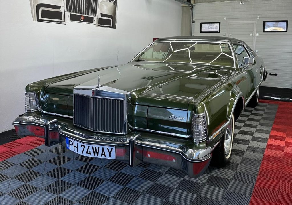 Aceasta era cândva ”definiția luxului exagerat”. Unde veți putea admira un superb Lincoln Continental
