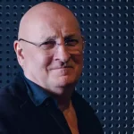 (VIDEO) Bebe Cotimanis a dat lovitura pe internet. Actorul a cultivat roșiile cu susul în jos