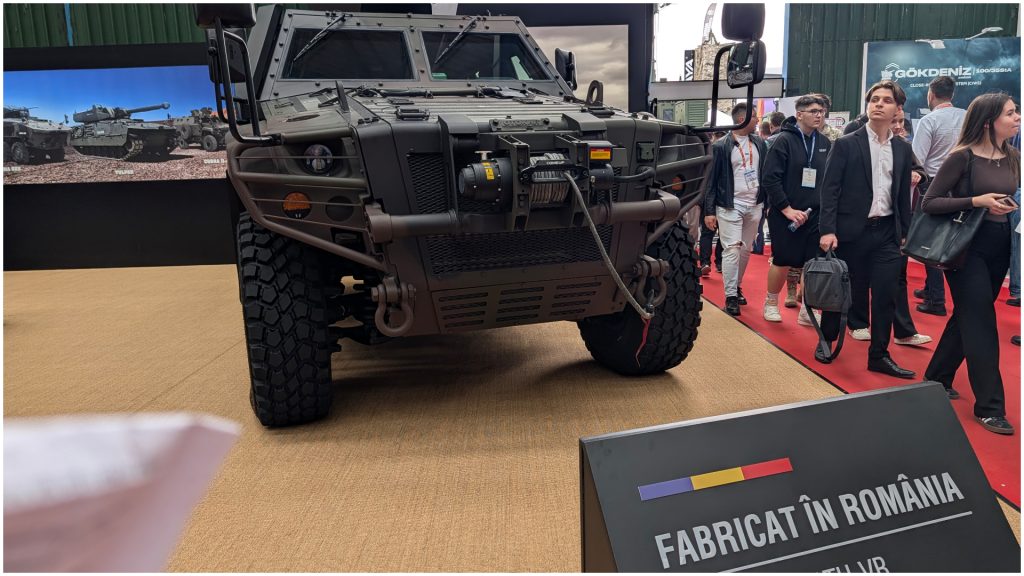 VIDEO | Turele telecomandate, UGV-uri, primul blindat Cobra produs local: Ce au expus firmele de apărare din România la BSDA 2026 – Partea a 2-a (ediție specială „Frontier Defense”)