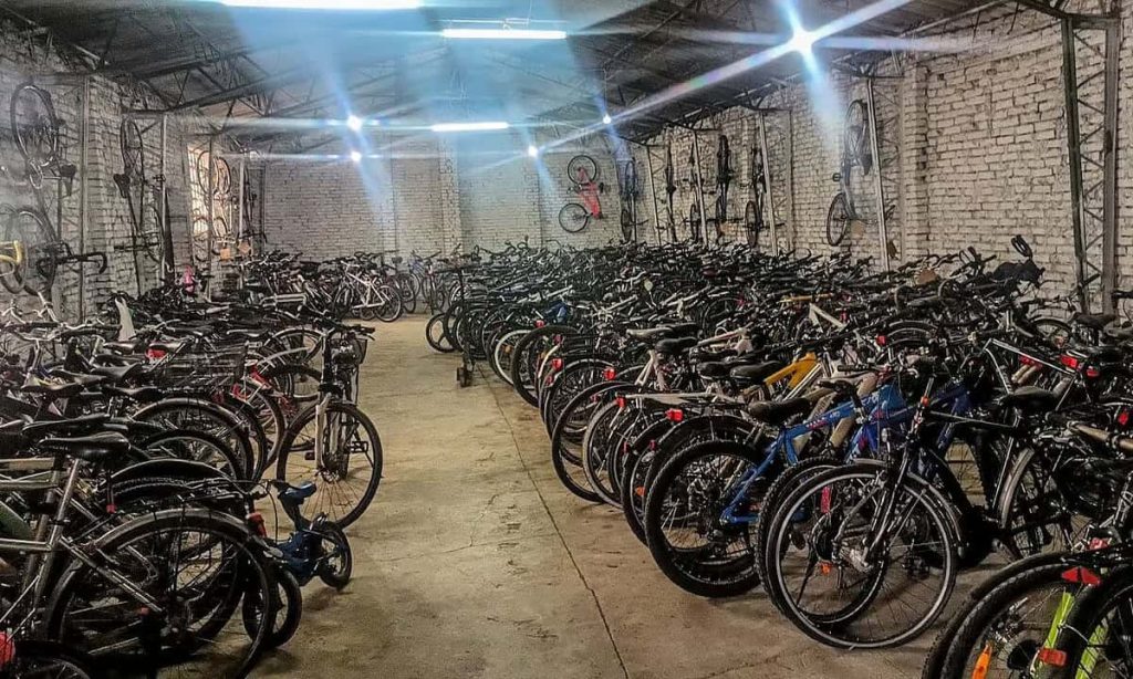 ANAF va scoate la vânzare 600 de biciclete și trotinete electrice, descoperite în trei depozite ilegale și confiscate
