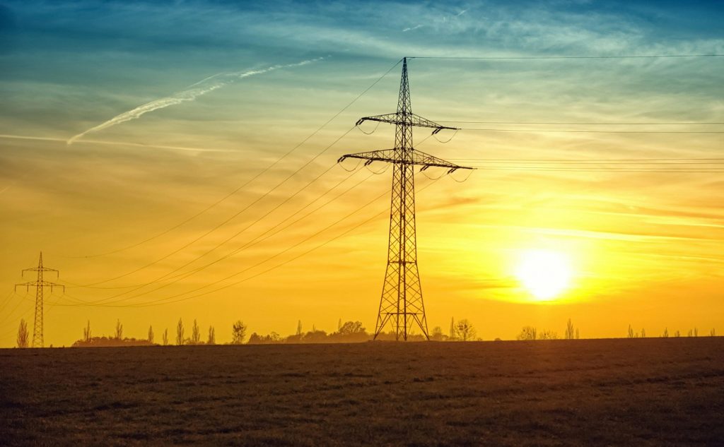 România nu are doar cea mai scumpă energie electrică raportată la puterea de cumpărare. Are un sistem care a învățat să câștige bani din scumpirea energiei pe spatele populației