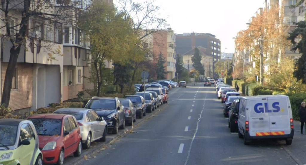 Mașinile parcate ilegal fac prăpăd pe o stradă din Cluj! Ambulanțele nu mai pot intra în caz de urgență, iar locatarii sunt blocați în propriile parcări