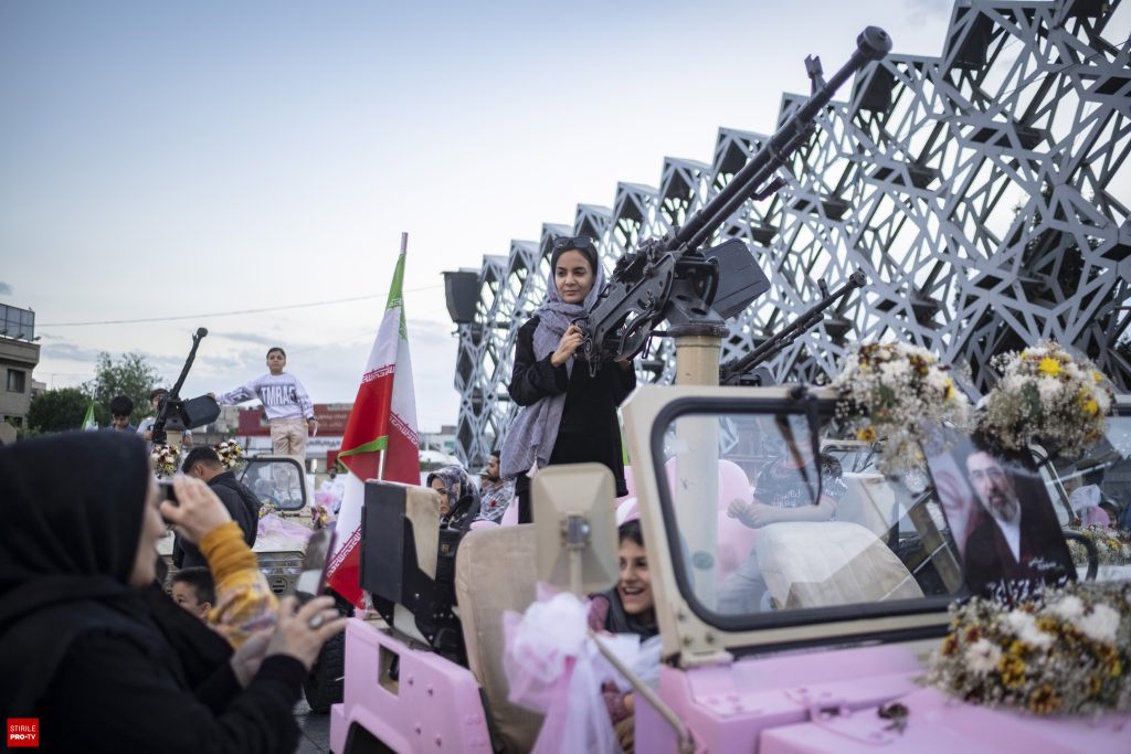 Superofertă în Iran: Spui ”da” și mori. Căsătorii în masă transmise la postul public, mirii jură să se sacrifice în război