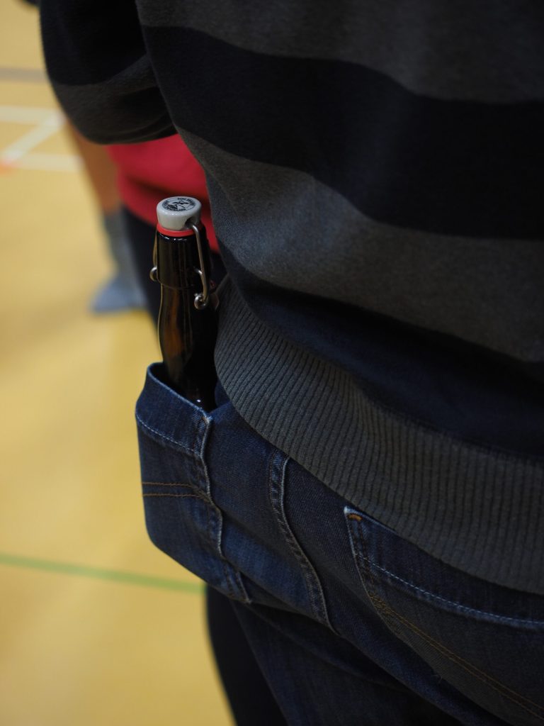 Suporter al lui ”U” Cluj, condamnat după ce a aruncat cu o sticlă de bere în fața unui rival de la CFR / Victima a ajuns la patru operații pe ochi / Daune morale de 30.000 euro