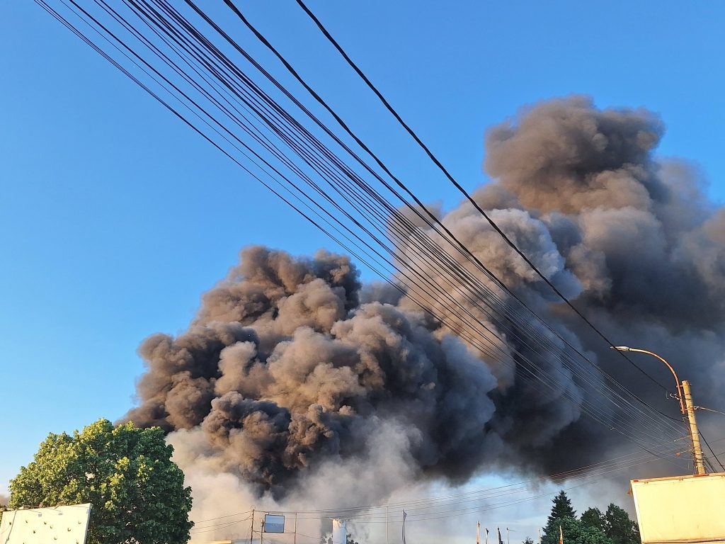 Incendiu puternic la un depozit de cauciucuri din Bragadiru. Sunt degajări foarte mari de fum, circulația pe DN 6 a fost oprită complet. Trei persoane rănite ( Foto & Video)