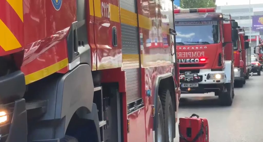 Incendiu într-un bloc cu 8 etaje din Arad: 25 de persoane s-au autoevacuat, o femeie a primit îngrijiri medicale