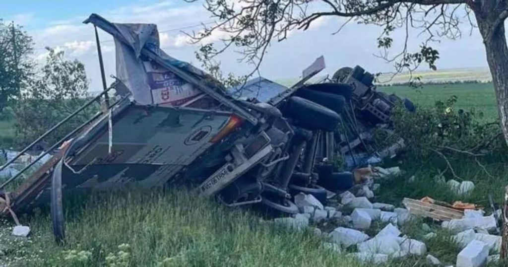 Sfârșit cumplit pentru doi români pe o șosea din R. Moldova: camionul în care se aflau s-a răsturnat după o defecțiune tehnică la roată