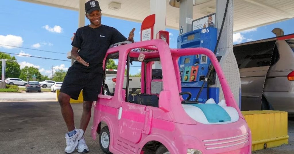 Soluția virală a unui american după explozia prețurilor la carburanți: cum a transformat o jucărie Barbie în mijloc de transport