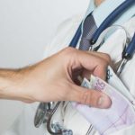 Medici reținuți. Unul ar fi luat bani și alimente de 61 de ori, al doilea ar fi primit mită de 18 ori