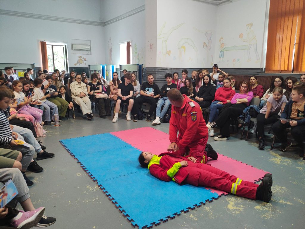 Lecție de prim ajutor cu peste 150 de participanți la Palatul Copiilor din Botoșani