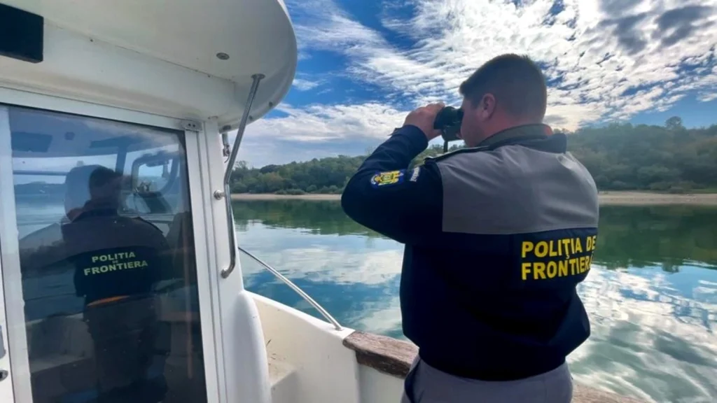 Polițiștii de frontieră au confiscat 400 de metri de plase de pescuit și o ambarcațiune gonflabilă pe Dunăre