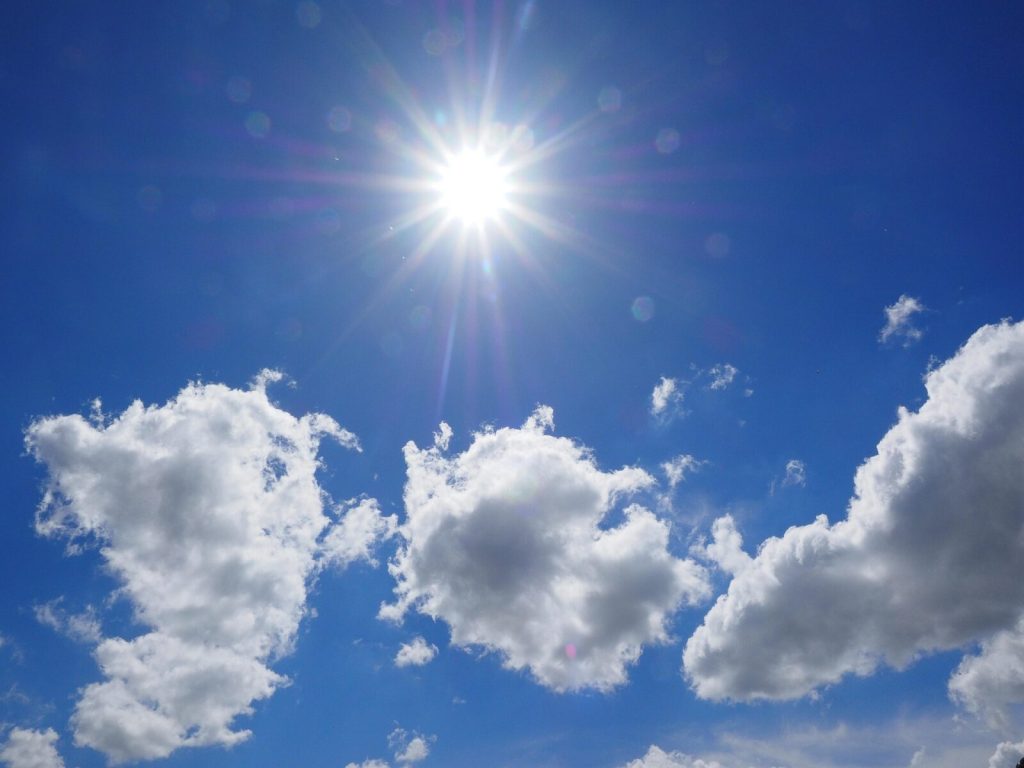 ANM a anunțat cum va fi vremea în prima parte a verii. În unele zone va fi cald, în altele va ploua