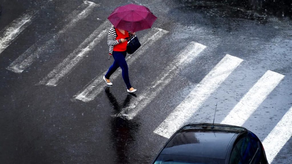 ANM: Ploi, instabilitate atmosferică și intensificări ale vântului în București până sâmbătă dimineață
