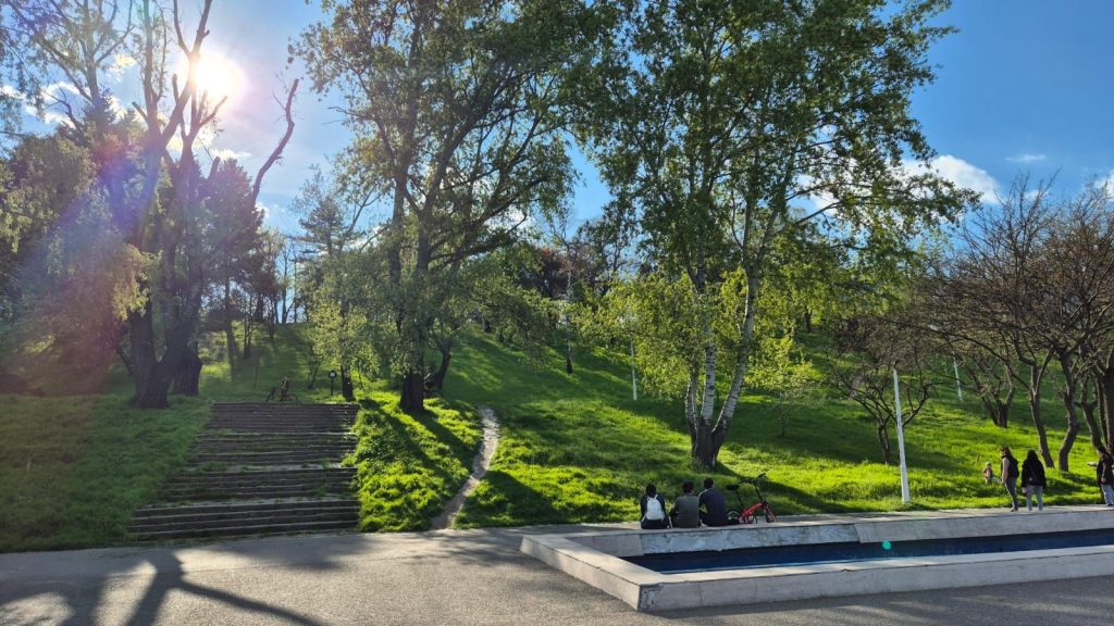 Cum va fi vremea la început de vară. ANM anunță temperaturi peste normal, dar și ploi în mai multe zone