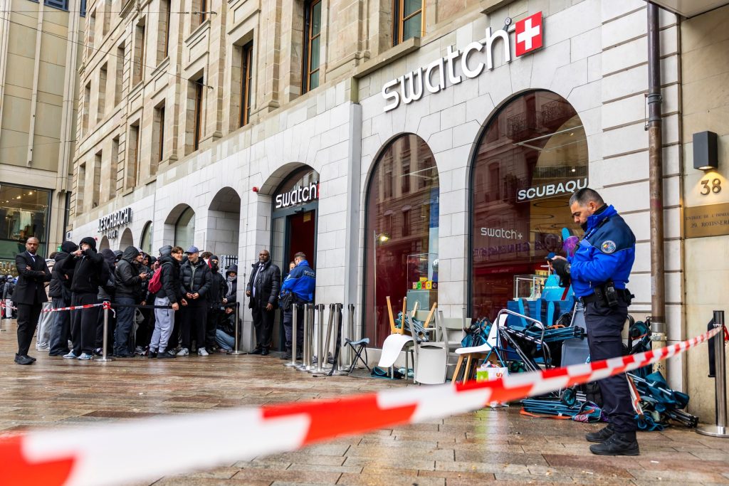 VIDEO | De ce s-a bătut lumea pentru noile ceasuri Swatch x Audemars Piguet