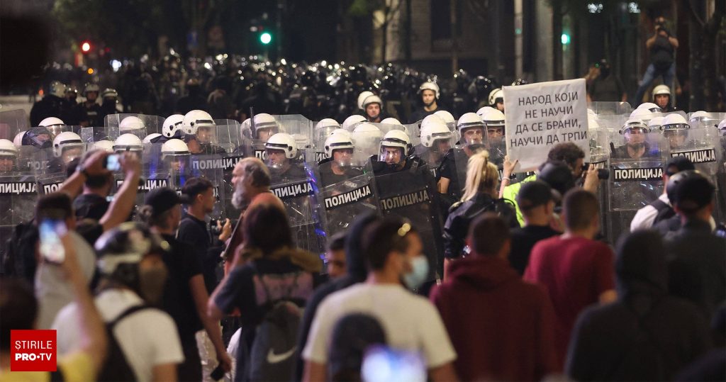 Proteste în Serbia: Zeci de mii de oameni au demonstrat la Belgrad pentru a cere alegeri anticipate. GALERIE FOTO