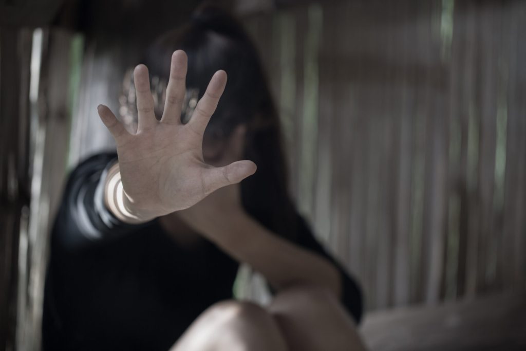 O elevă de clasa a IX-a a bătut două colege mai mari de la Liceul Tehnologic Roșia de Amaradia! Pe una a băgat-o în spital
