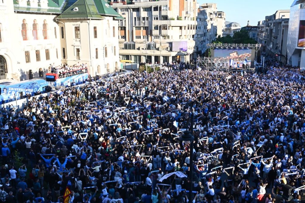 Imagini emoționante din Craiova: Zeci de mii de oameni au sărbătorit titlul la fotbal cântând vechiul imn al Științei Craiova