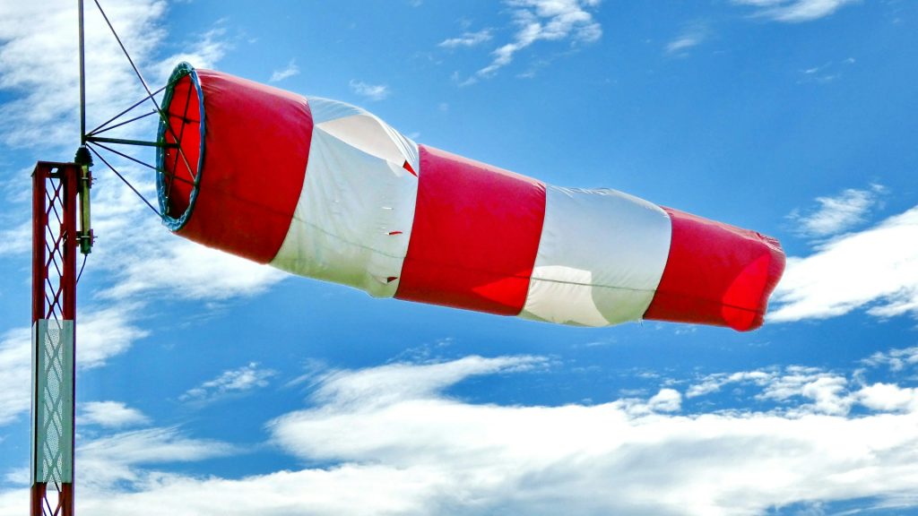 Cod galben de vânt în zone din 11 judeţe, pe parcursul zilei de miercuri