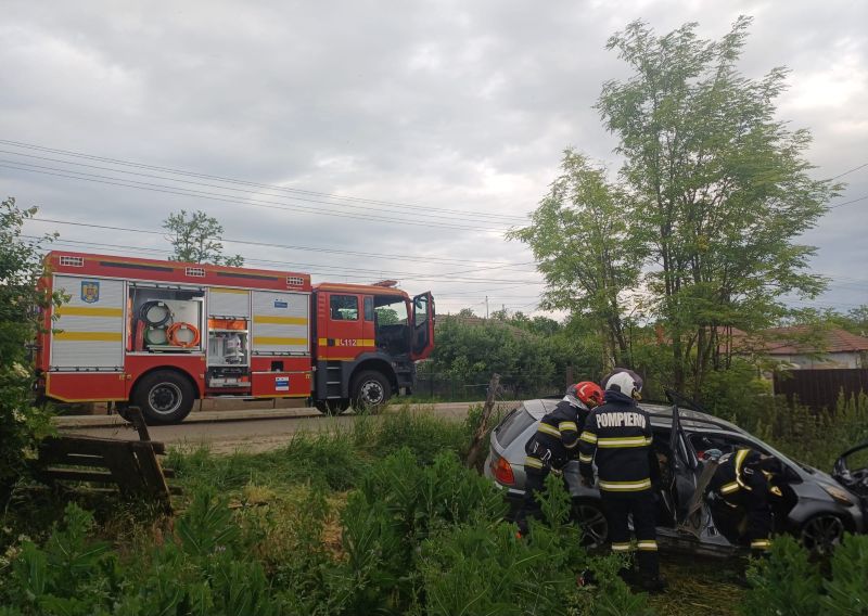 Botoșani. Familie cu trei copii implicată în accident – mama și unul din minori au rămas încarcerați