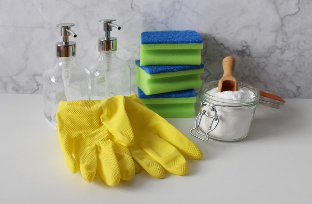 Psihologii explică motivul pentru care unii oameni fac curățenie în toată casa atunci când sunt supărați