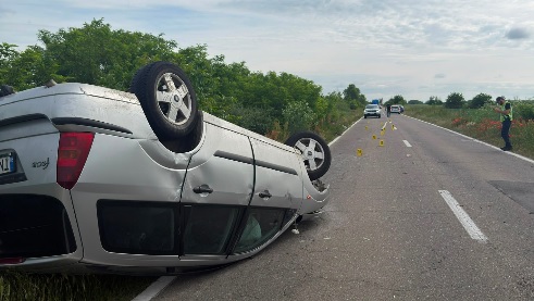 O femeie a intrat cu mașina într-o căruță, iar impactul a fost devastator