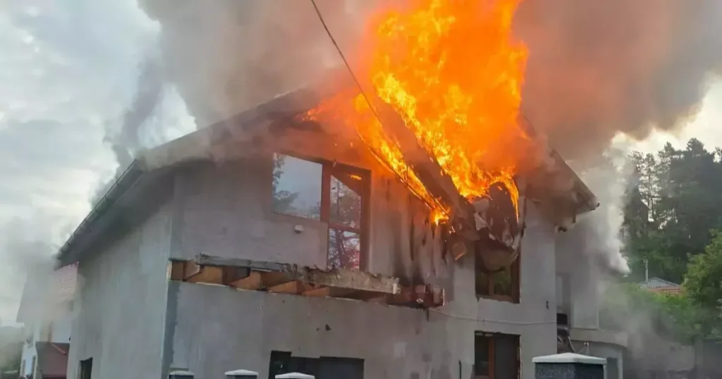Incendiu puternic la o casă din Petroșani. Mansarda și acoperișul au fost distruse