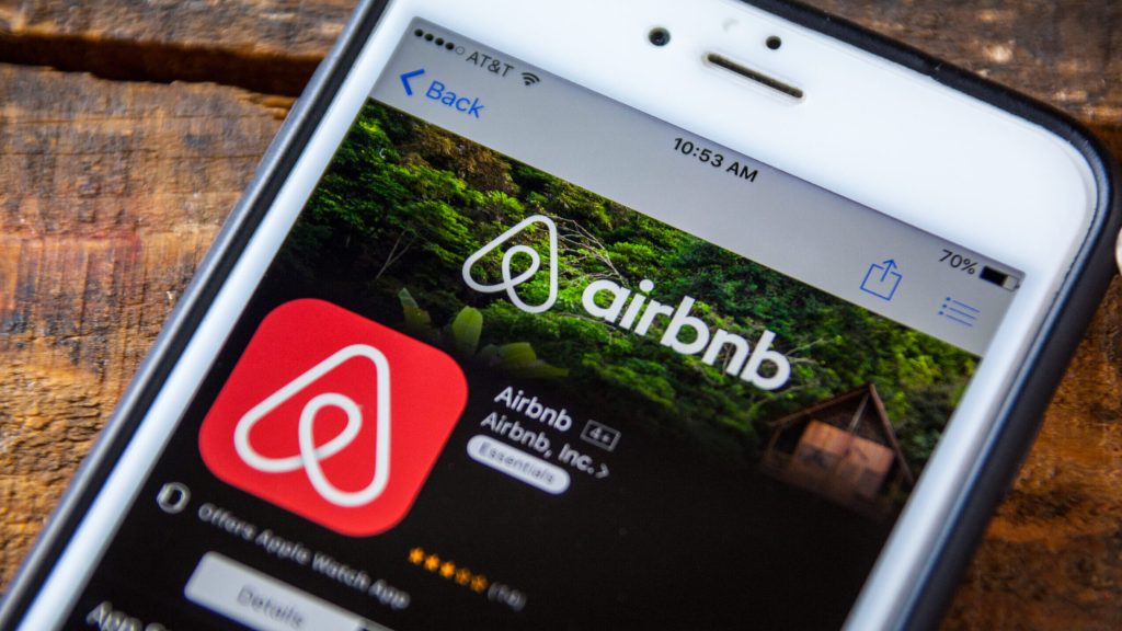 Airbnb intră sub reguli mai stricte în Europa. Mii de proprietăți riscă să dispară de pe platforme