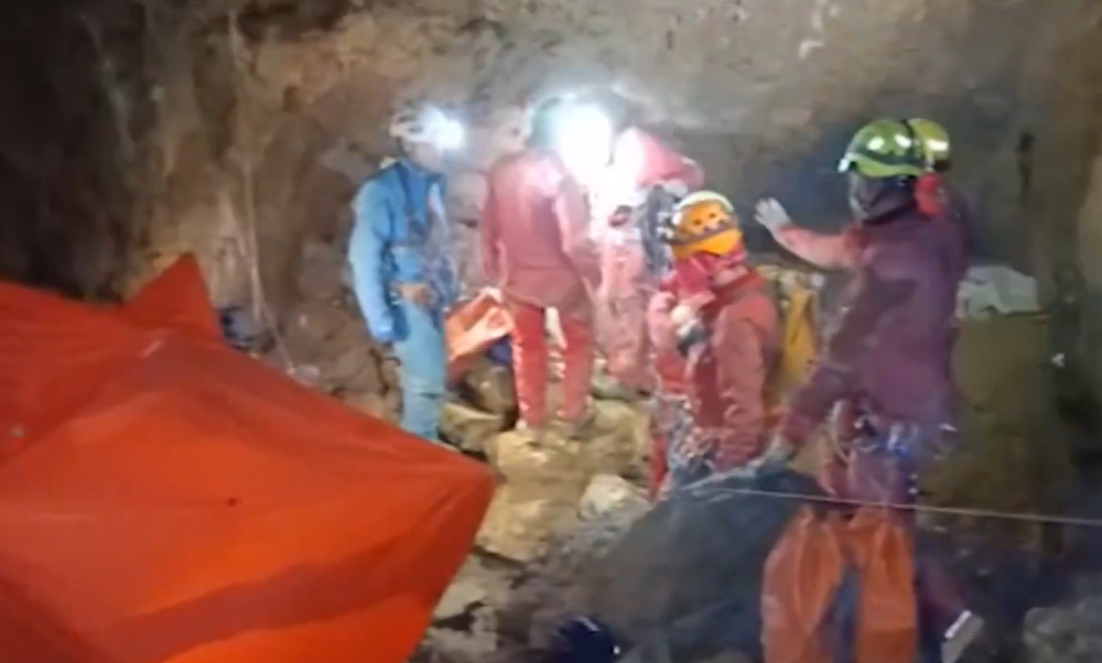 Misiune dramatică de salvare în Italia: Tânăr blocat într-o peşteră, salvat de zeci de oameni