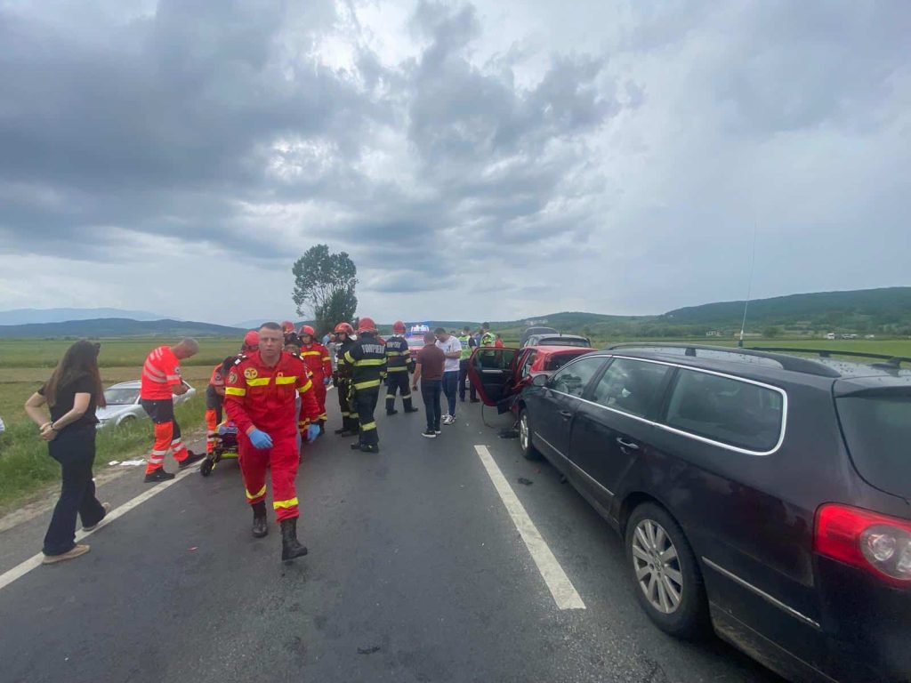 Accident pe DN1 la Bradu: 13 persoane implicate, 3 transportate la spital cu detalii foto
