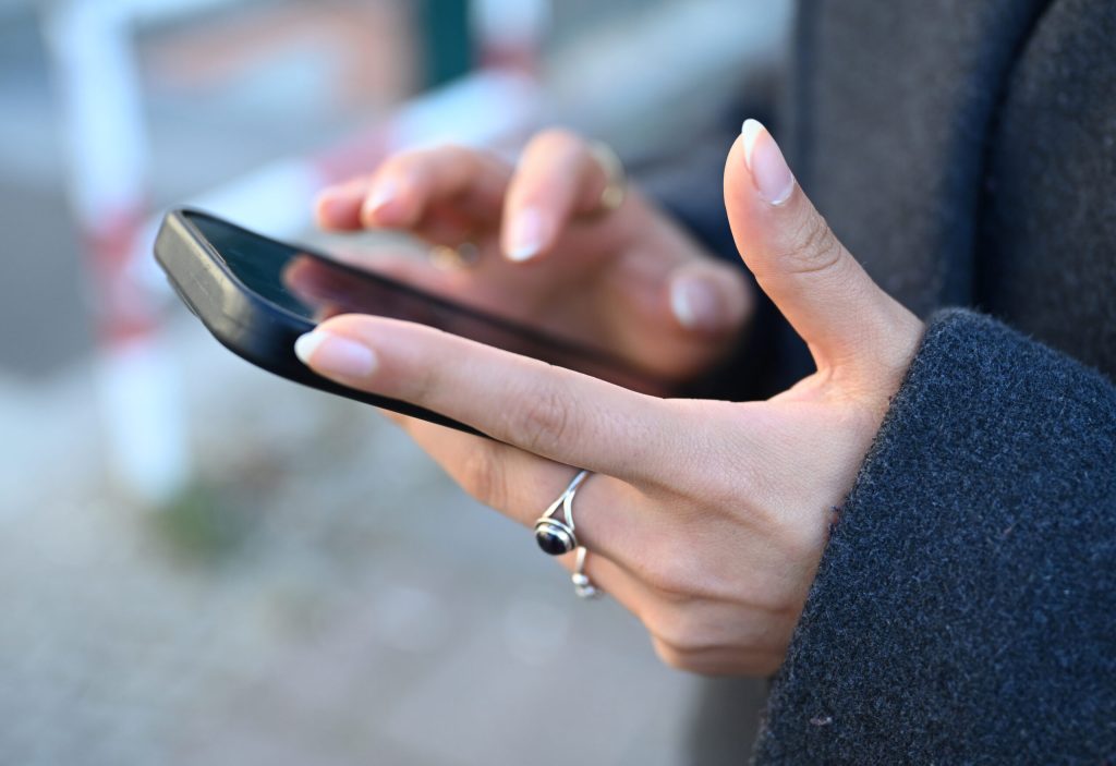 Părinții, îndemnați să renunțe la telefoane în preajma copiilor. Avertismentul lansat de Suedia