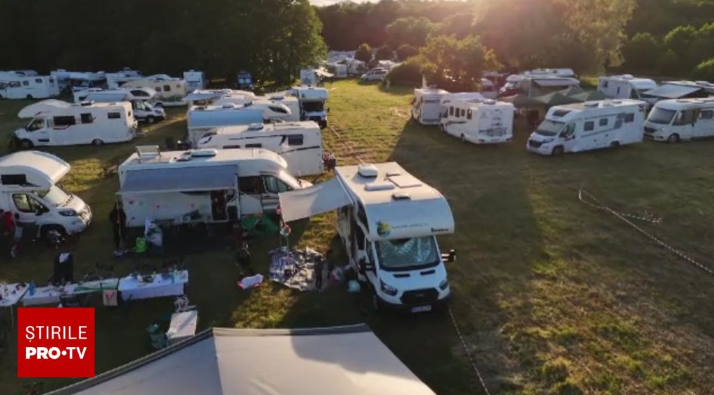 Un sat din Gorj și-a dublat populația pentru câteva zile. Sute de pasionați de rulote au participat la un festival