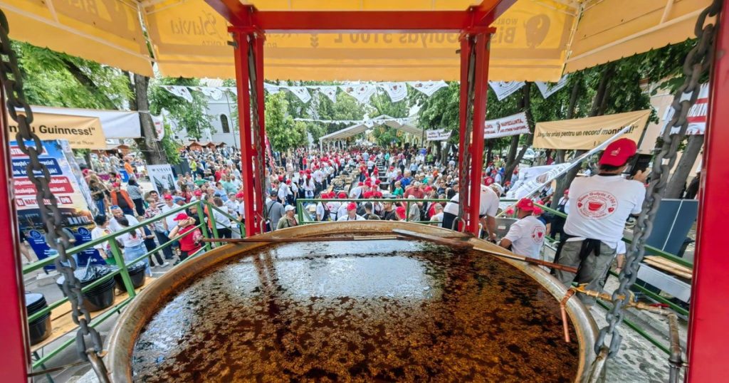 La Salonta s-a preparat cel mai mare ceaun de gulaș de bizon din lume. S-a folosit aproape o tonă de carne