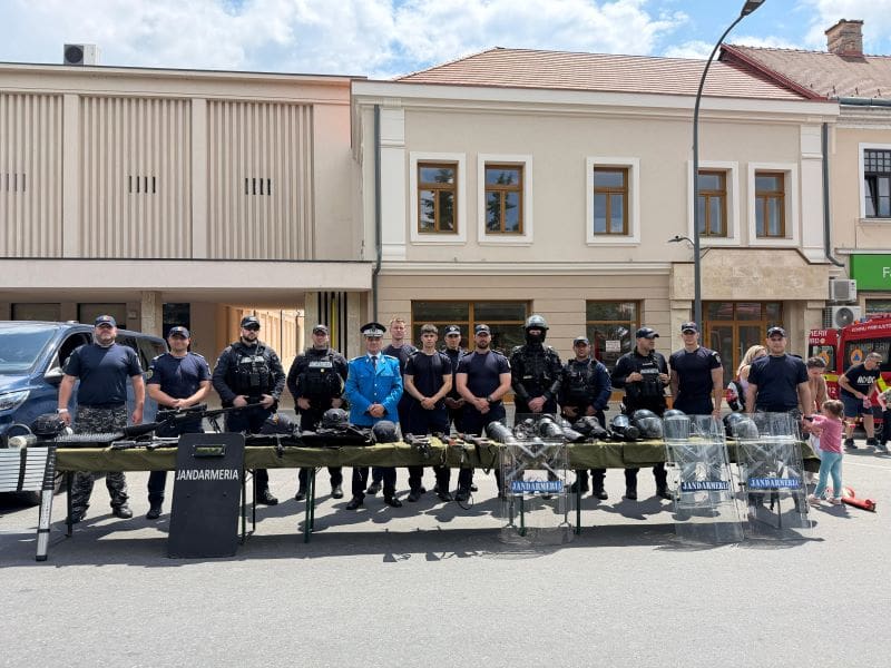 FOTO: Gruparea de Jandarmi Mobilă Târgu Mureș, mai aproape de comunitate prin activități dedicate copiilor