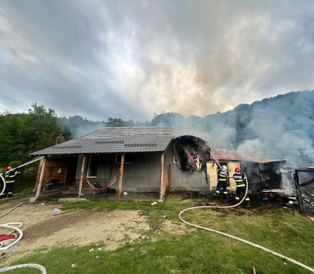Incendiu la Mihăești! O gospodărie a fost cuprinsă de flăcări, iar o femeie a trăit clipe de coșmar!