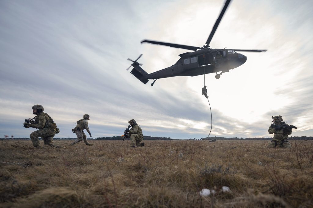 Elicoptere militare americane, relocate din Grecia în România