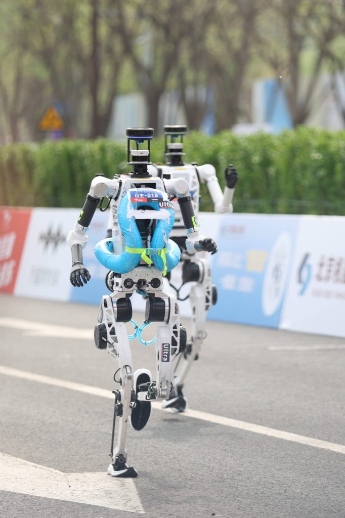 China își numără roboții umanoizi. Aceștia vor primi cărți de identitate
